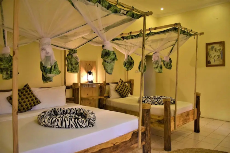 Chanya Lodge.