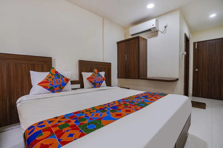 Fabhotel V Grand