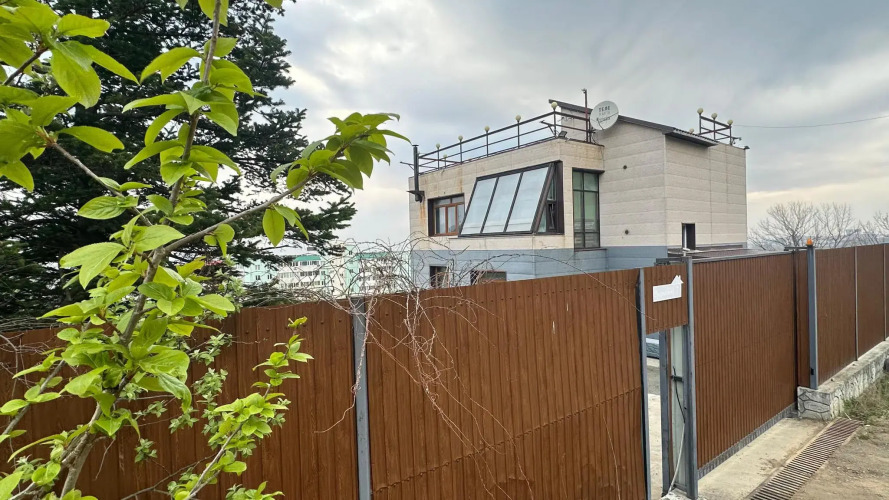 Фотография номера Коттеджа Частный дом с прудом террасами джакузи