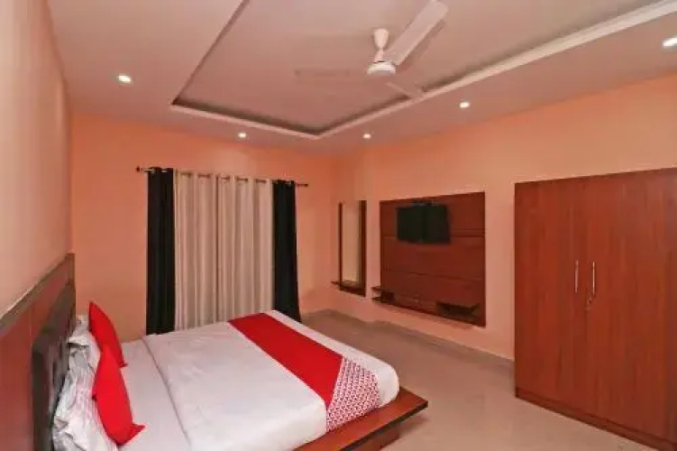 OYO 18469 Hotel Hmvr