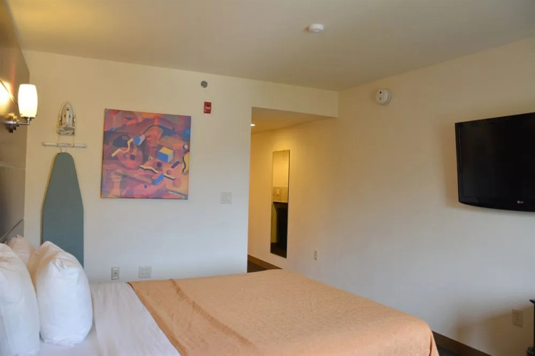 Days Inn & Suites Milwaukee