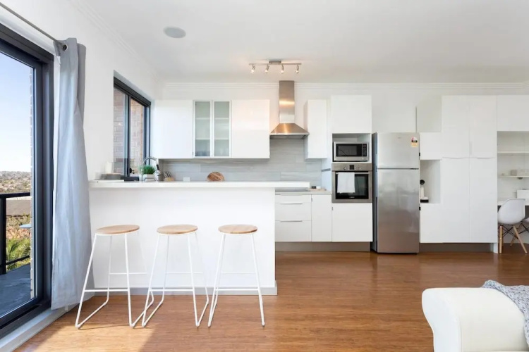 Beachside Apartment with Stunning Views & Parking