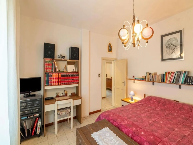 5 Bedrooms Classic Apartment with balcony