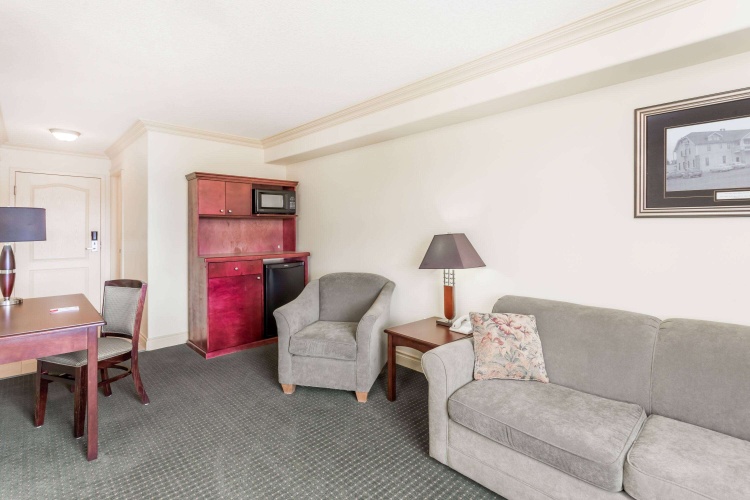 Ramada By Wyndham Hinton photo 8