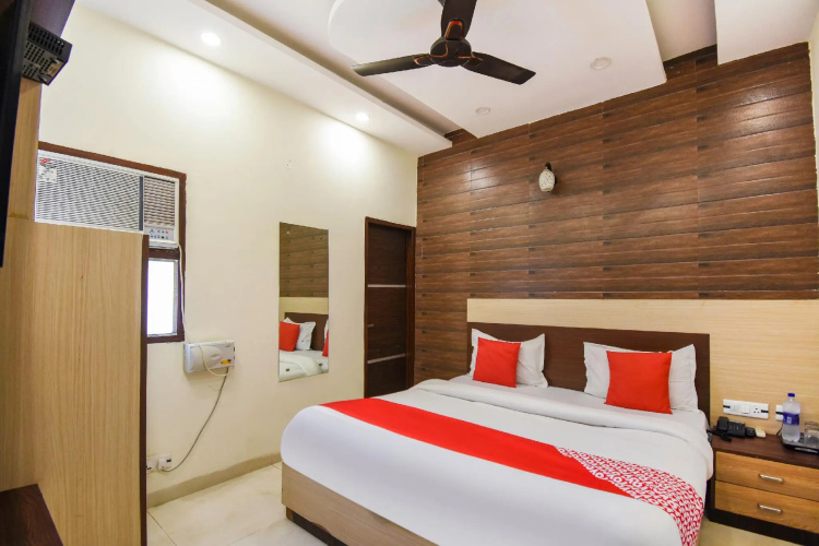 OYO 15947 Hotel Prabhat