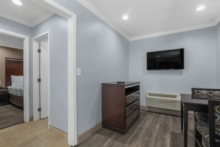 Standard Quadruple Suite