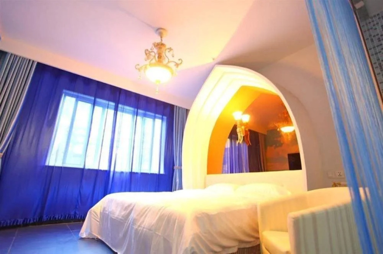Love in a Fallen City Theme Hotel