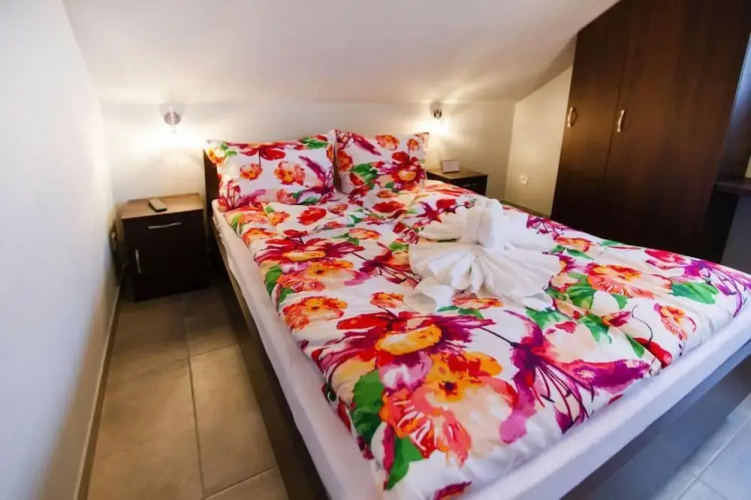 Comfortable Apartment, 5 Bedrooms, Summer Pool