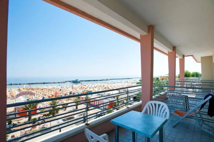 Standard Triple room with sea view