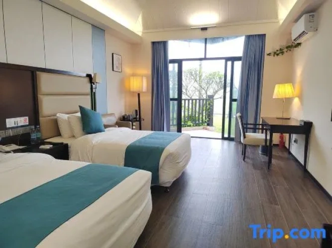 Standard Twin room with golf view