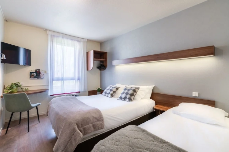 Standard Triple room with garden view