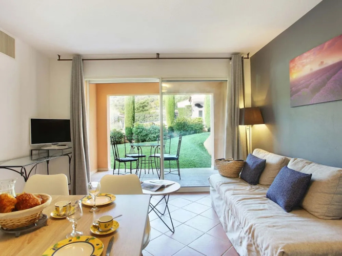 Apartment in Greoux-les-bains Near Lakes