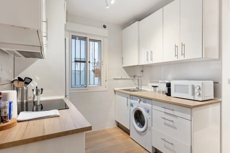 Bright & Modern Two Bed Apartment in Madrid