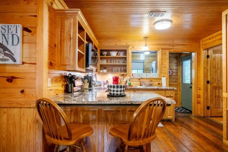 Sunset Ridge Cozy Cabin for 6