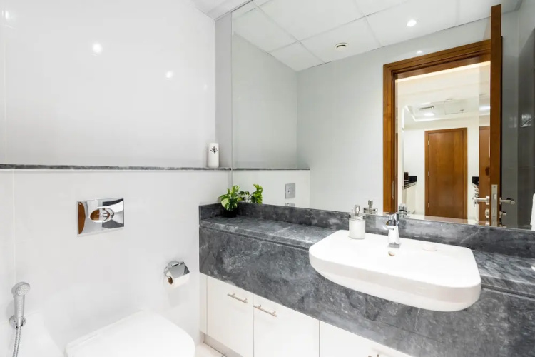 Whitesage - Fabulous Canal Views from This Waterfront Luxe Apt