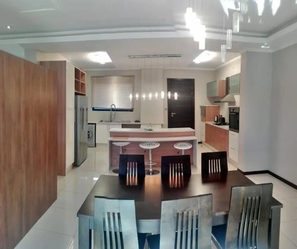 3 Bedrooms Apartment