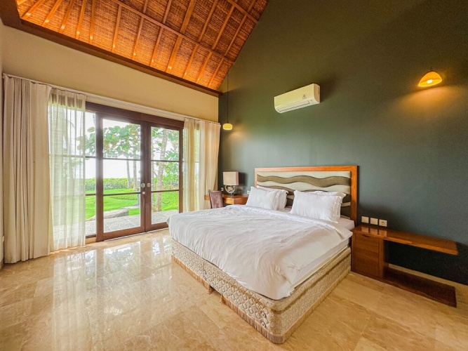 5 Bedrooms Villa