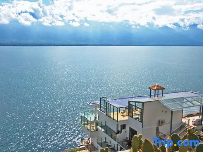 Zhenmei Holiday Hostel (Dali Erhai Cliff Lake View)