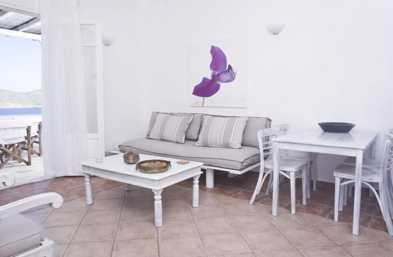 Yakinthos Residence