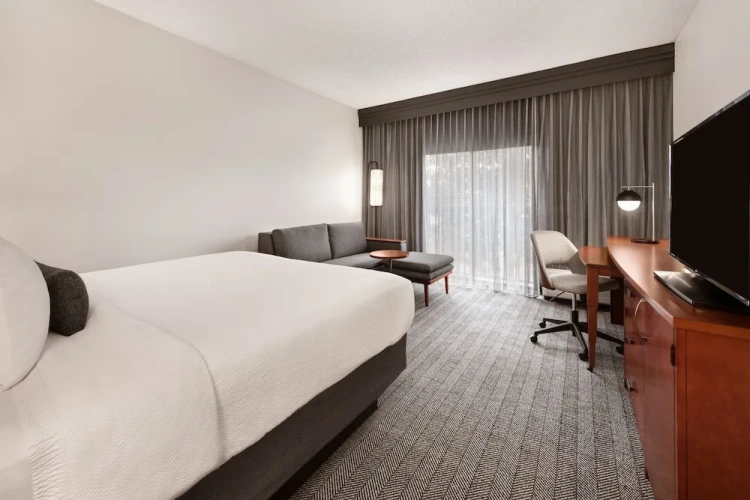 Executive Double room with balcony and with courtyard view