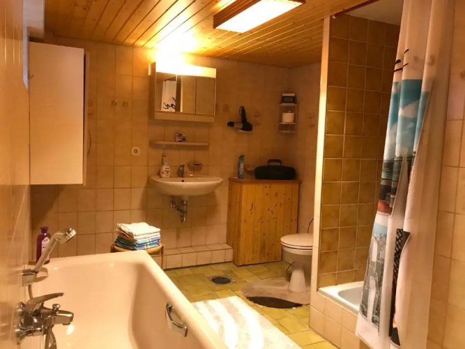 Schönes Kellerzimmer mit Bad