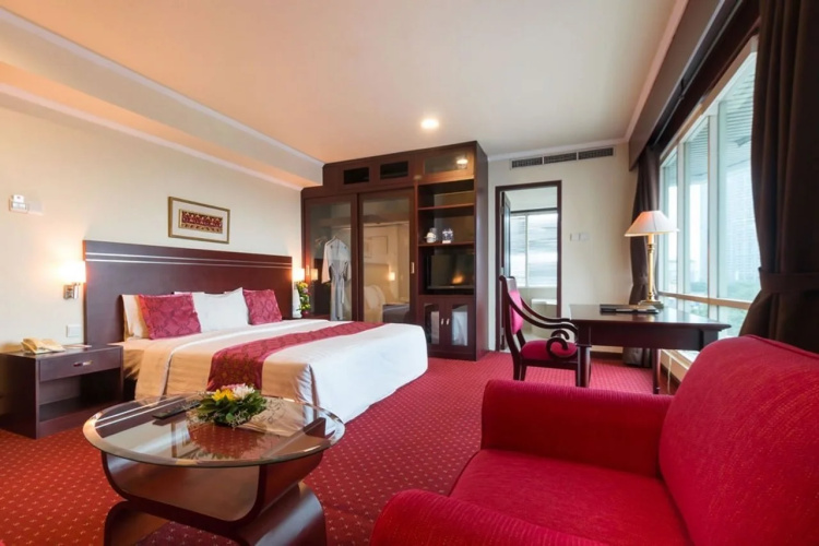 Twin Plaza Hotel