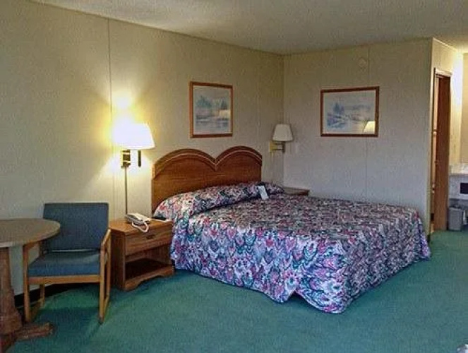 Branson Royal Inn & Suites