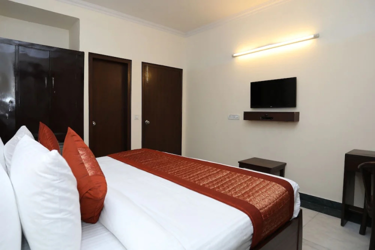 OYO 9299 DLF Phase 4