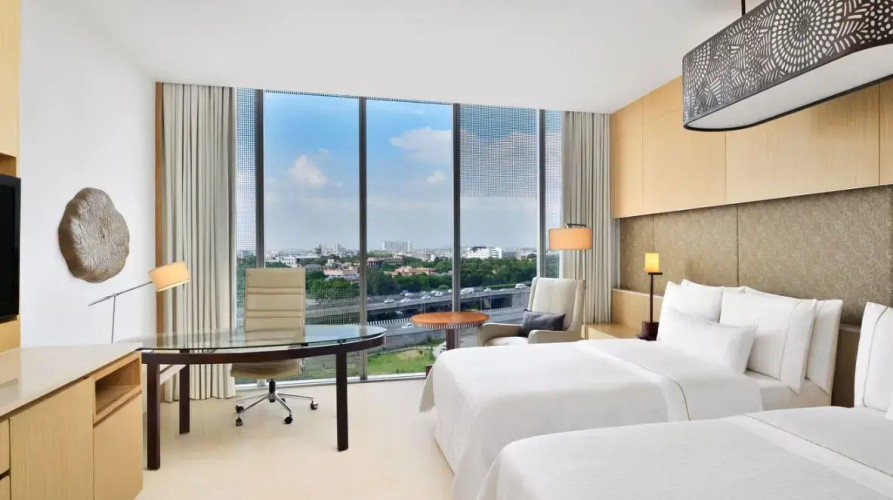 Standard Quadruple Club room with city view