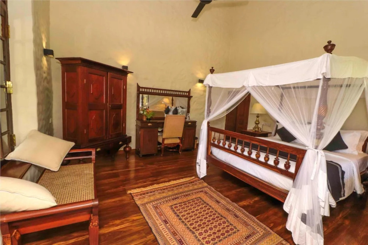 Yoho Pedlars Manor