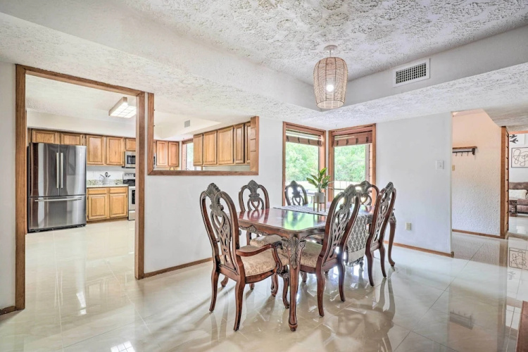 Bryan Home w/ Deck & Yard ~ 4 Mi to Texas A & M!