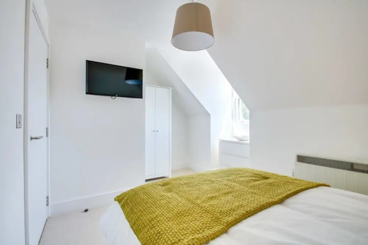 12A Cathedral Walk