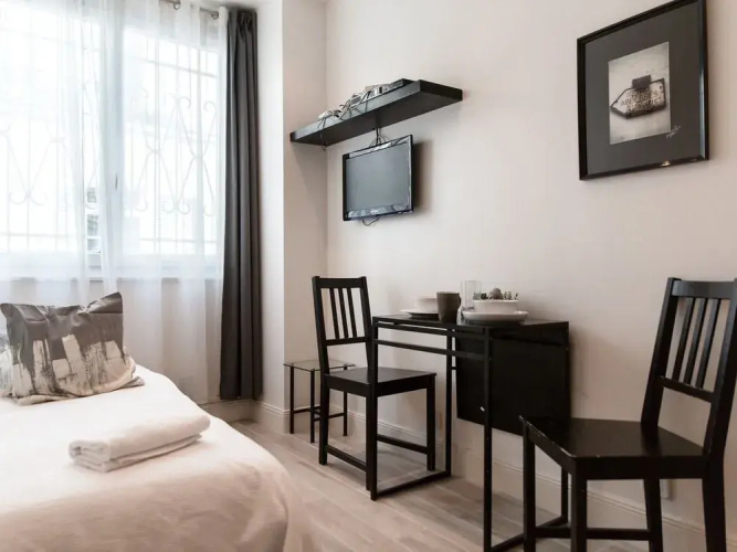 Montmartre Apartments - Léo Ferré