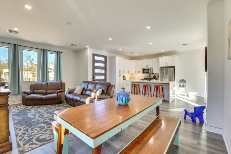 Shop, Dine & Unwind: Apt 2 Mi to Dtwn Phoenix!