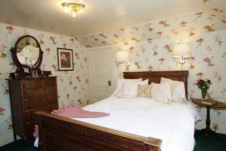 Jabberwock Inn