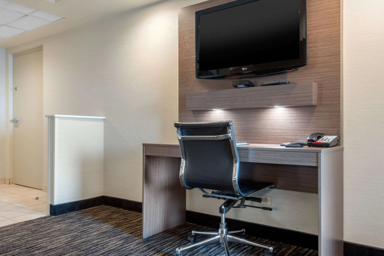 Clarion Hotel & Suites