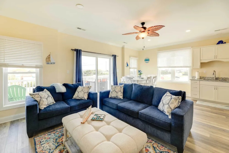 Emerald Isle Vacation Home: Walk to Beach!