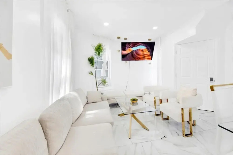 Luxury 5 BR Home Free Parking