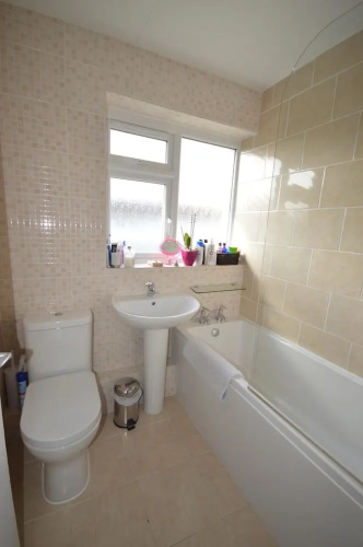 2 Bedroom Charming House With Free Parking