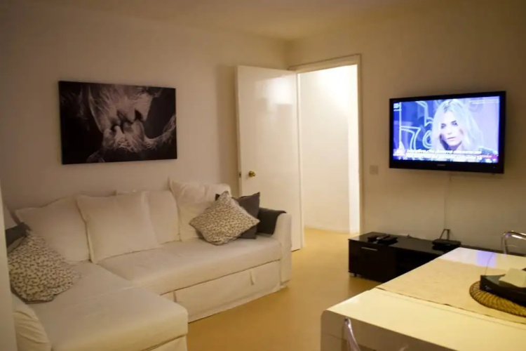 2 Bedroom Central Apartment by Leith Walk
