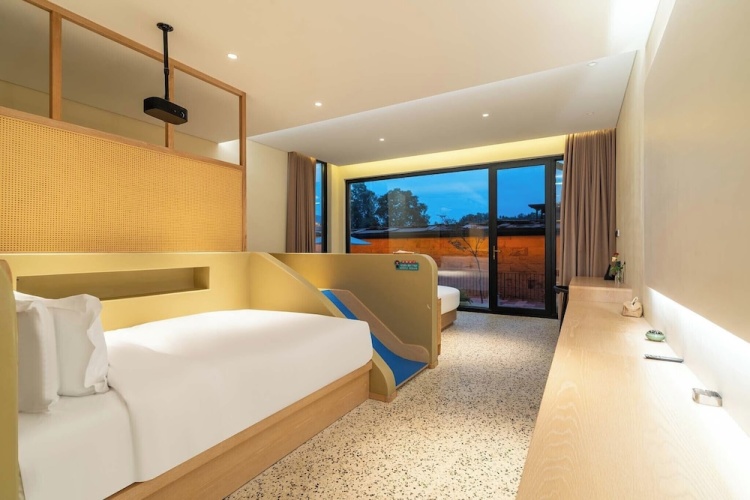 Standard Twin Family room with land view