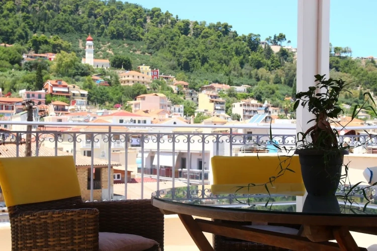 Superior Triple room with balcony and with partial sea view