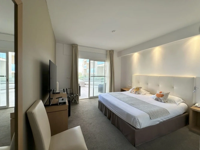L Double room