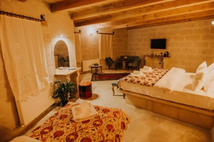 Standard Cave Triple room with balcony
