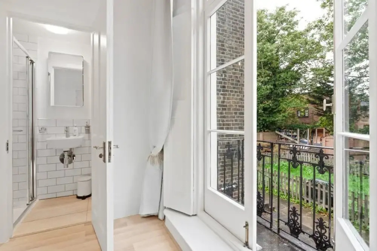 Refined, Light 1 Bed Apt w Balcony in Brixton