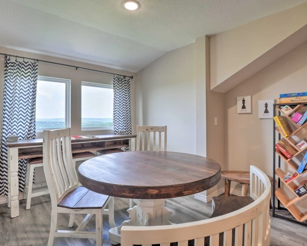 4 Bedrooms Apartment with balcony