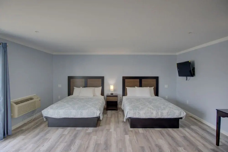 Dhimas Bayview Suites