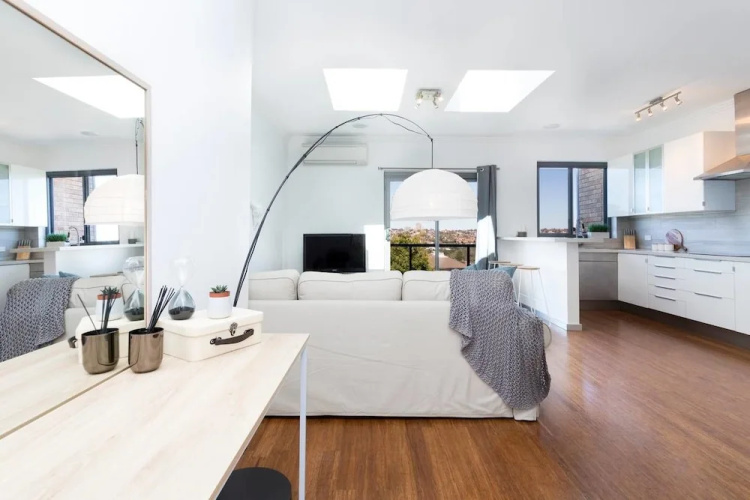 Beachside Apartment with Stunning Views & Parking