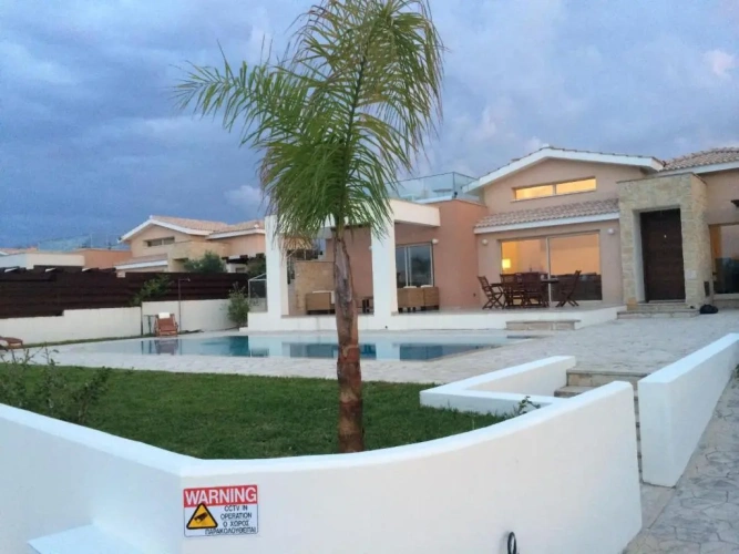 3 Bedrooms Villa
