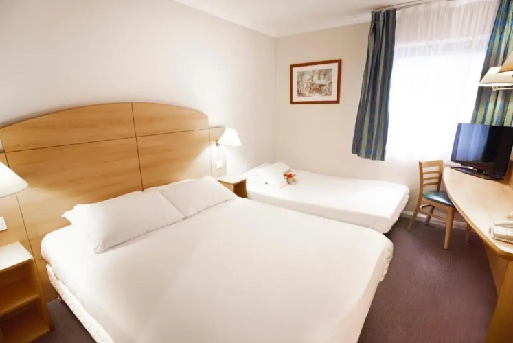 Standard Triple room